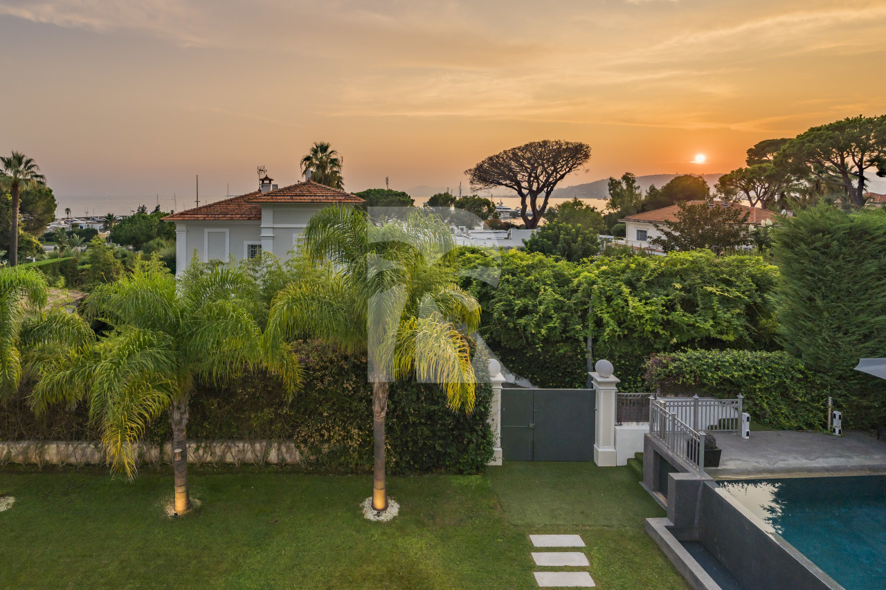 villa in Cap d'Antibes : Rent incredible stunning 5 bedroom villa in on the Cap d'Antibes with manicured gardens and swimming pool - Photo 3