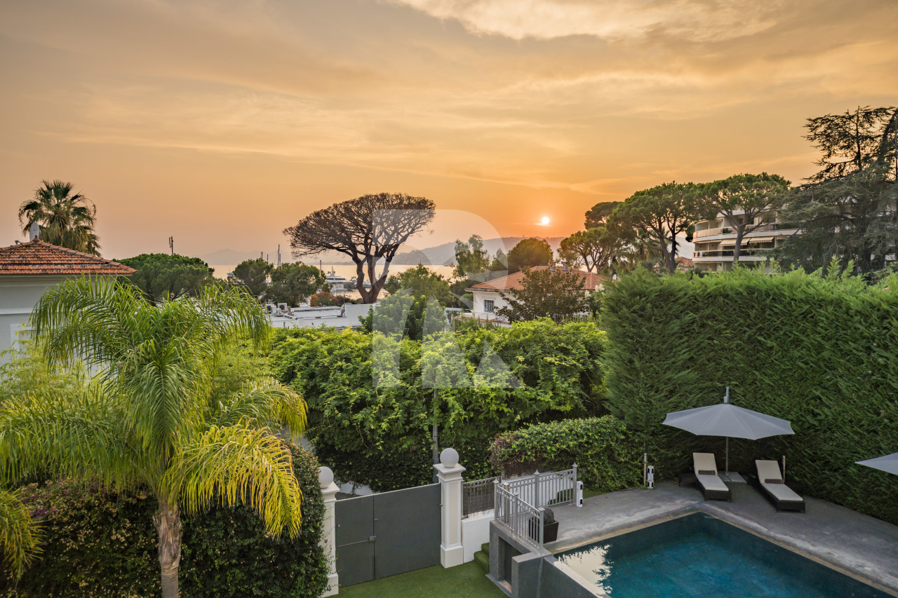 villa in Cap d'Antibes : Rent incredible stunning 5 bedroom villa in on the Cap d'Antibes with manicured gardens and swimming pool - Photo 4