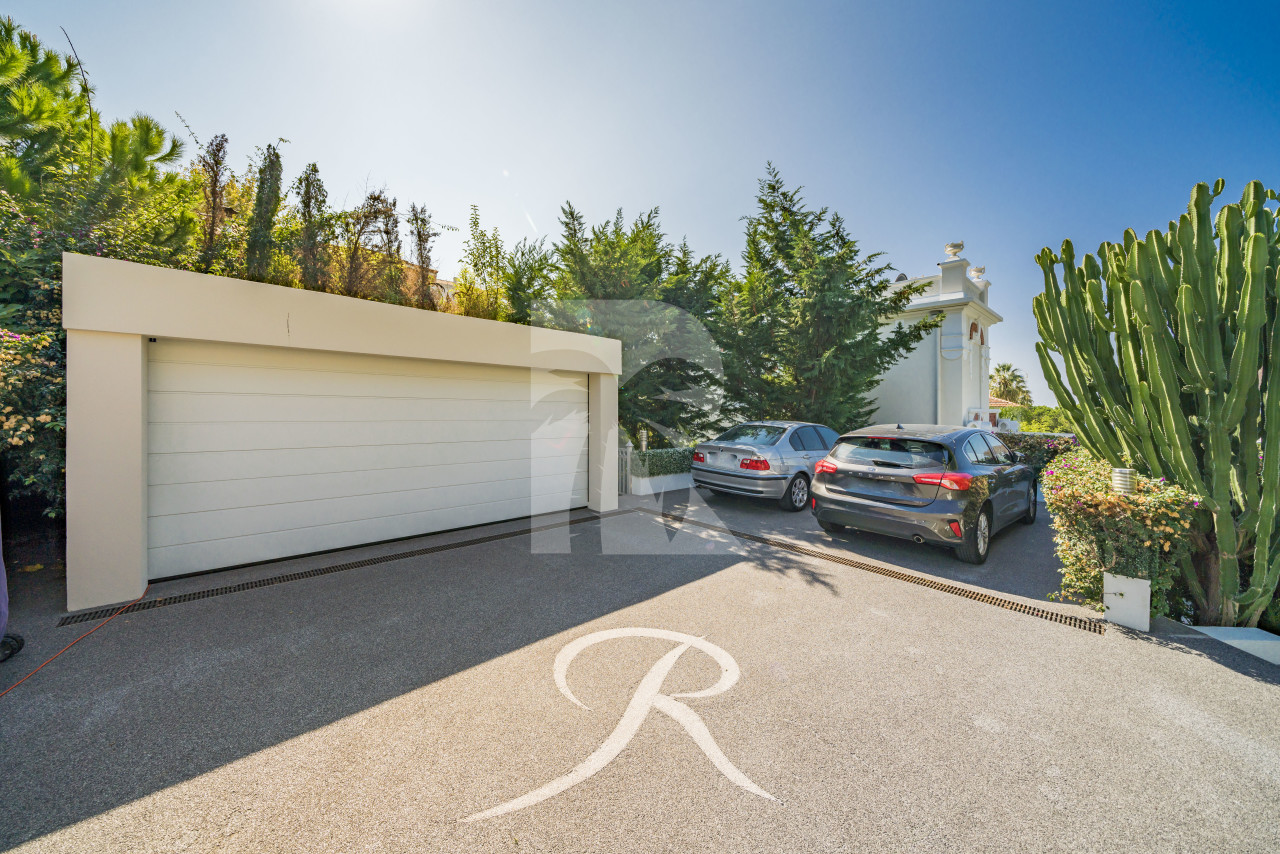 villa in Cap d'Antibes : Rent incredible stunning 5 bedroom villa in on the Cap d'Antibes with manicured gardens and swimming pool - Photo 5