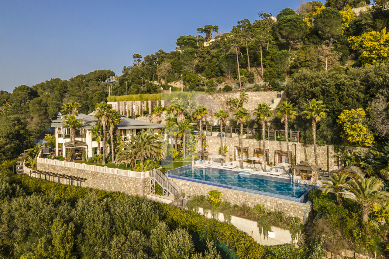 villa in Cannes : Rent Southern Europes most exclusive and stunning villa with 9 bedrooms, panoramic sea views and the height of Luxury - Photo 2