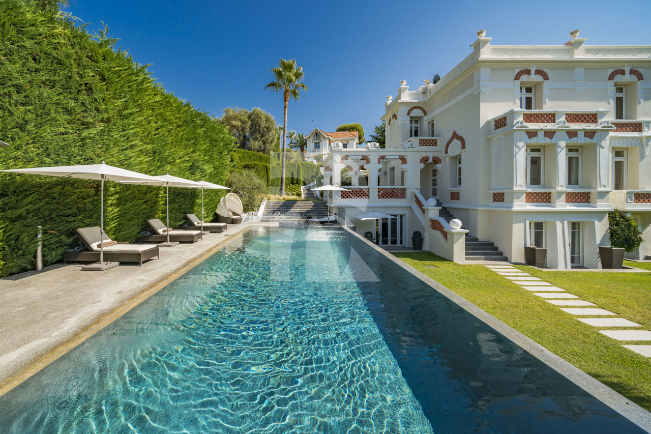 villa in Cap d'Antibes : Rent incredible stunning 5 bedroom villa in on the Cap d'Antibes with manicured gardens and swimming pool - Photo 8