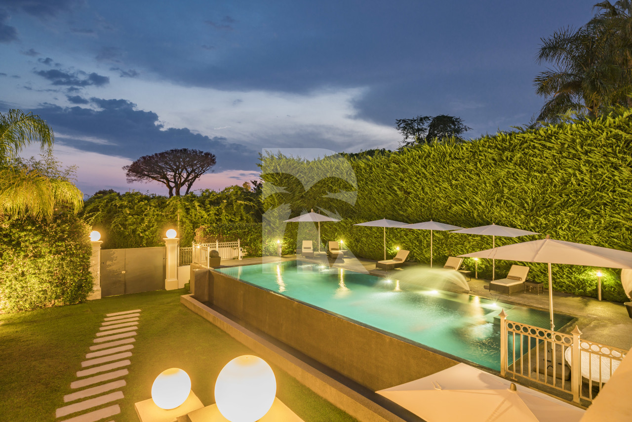 villa in Cap d'Antibes : Rent incredible stunning 5 bedroom villa in on the Cap d'Antibes with manicured gardens and swimming pool - Photo 2