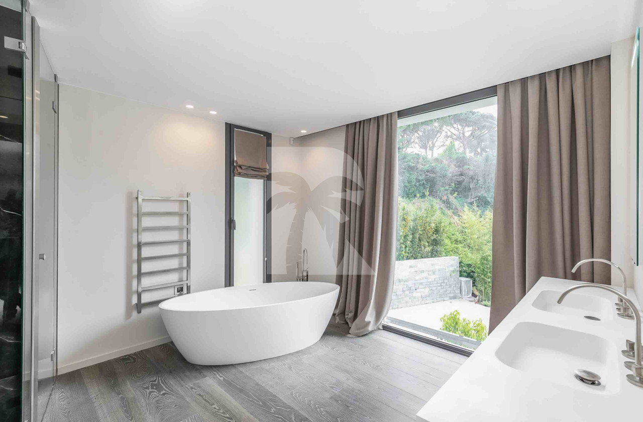 villa in Cannes : Rent this contemporary villa located in a residential area in Cannes. - Photo 10