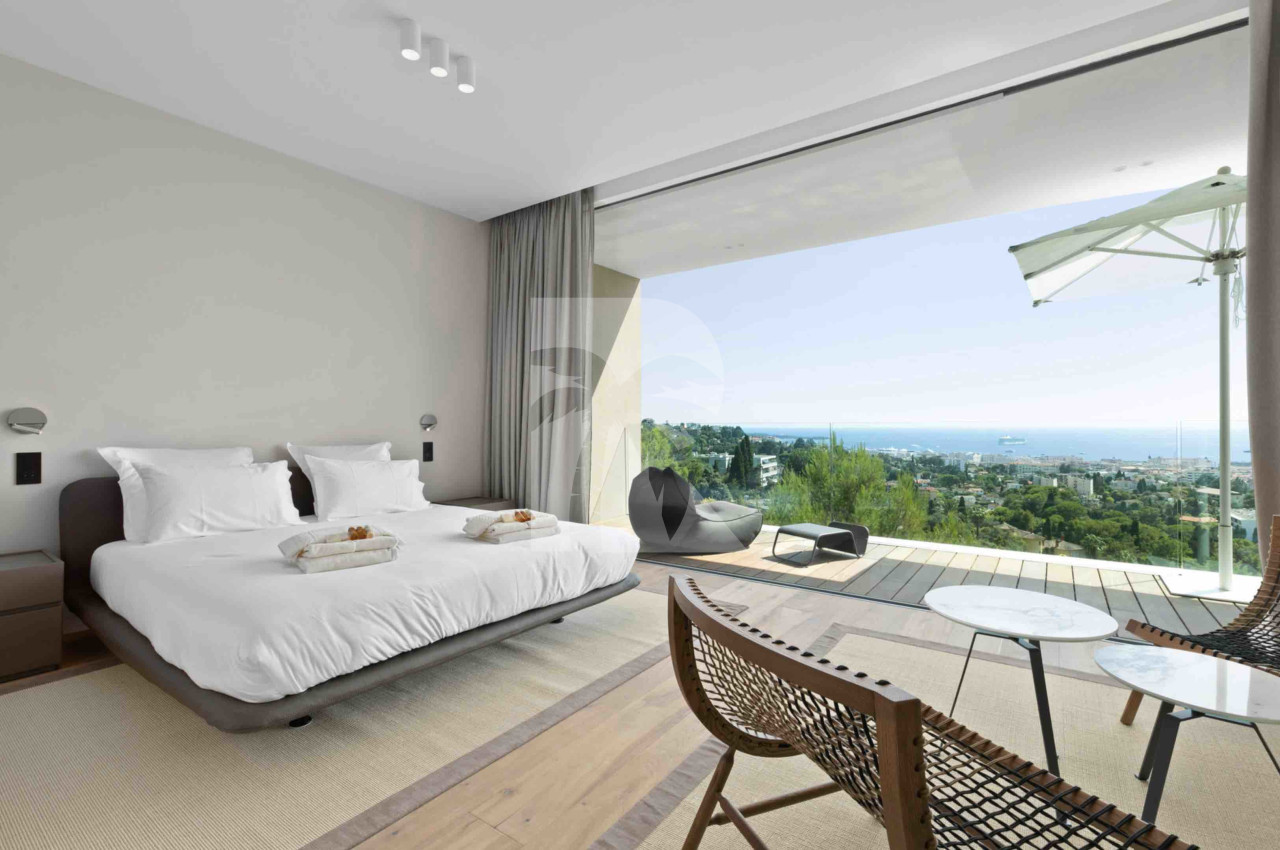 villa in Cannes : Rent this  modern villa few minutes away from the city center, the Croisette and the beaches. - Photo 10