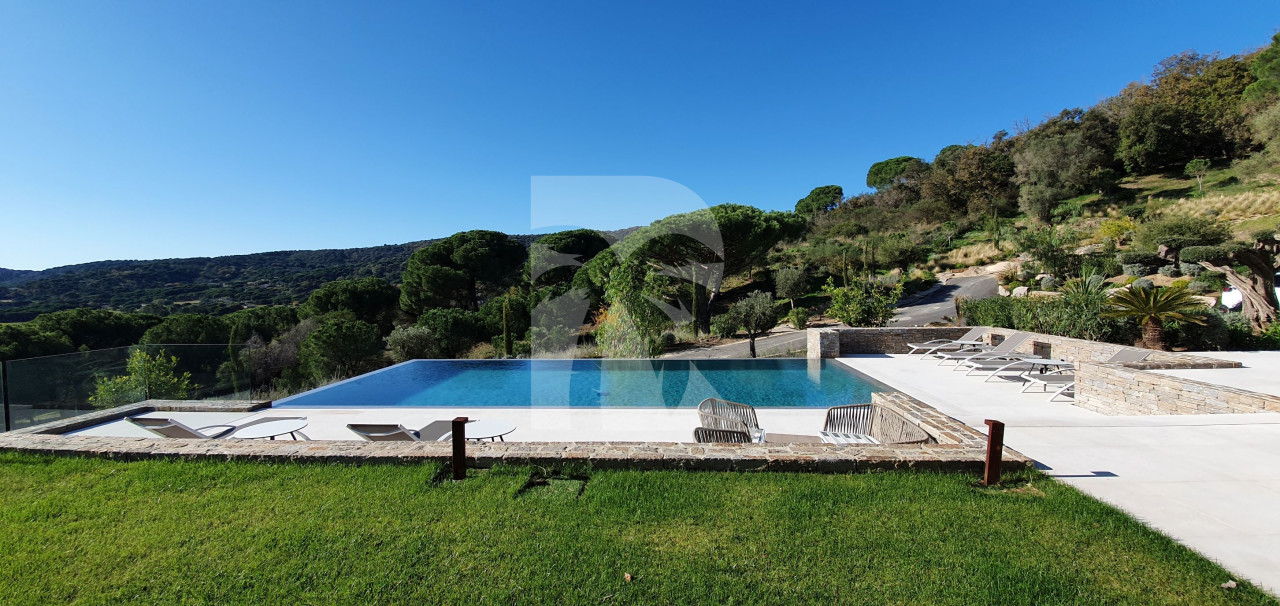 villa in St Tropez : Rent this modern villa ideally located close to Pampelonne beach - Photo 2