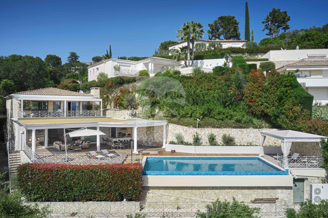 villa in Cannes : Rent this lovely family villa up to the hill in Cannes in a private domain. - Photo 0