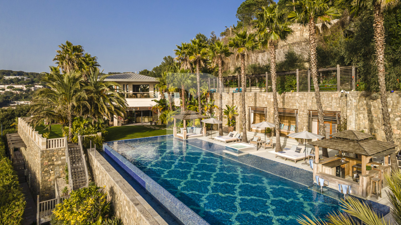 villa in Cannes : Rent Southern Europes most exclusive and stunning villa with 9 bedrooms, panoramic sea views and the height of Luxury - Photo 1