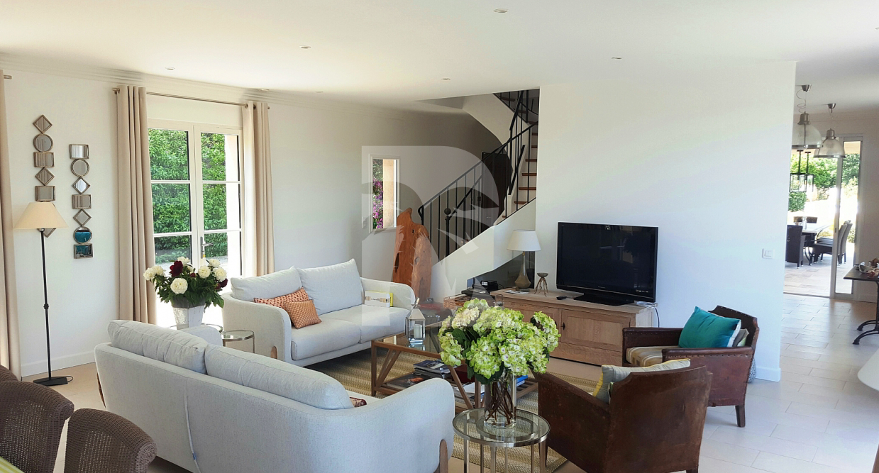 villa in St Tropez : Rent this great villa within walking distance to the village of St Tropez - Photo 2
