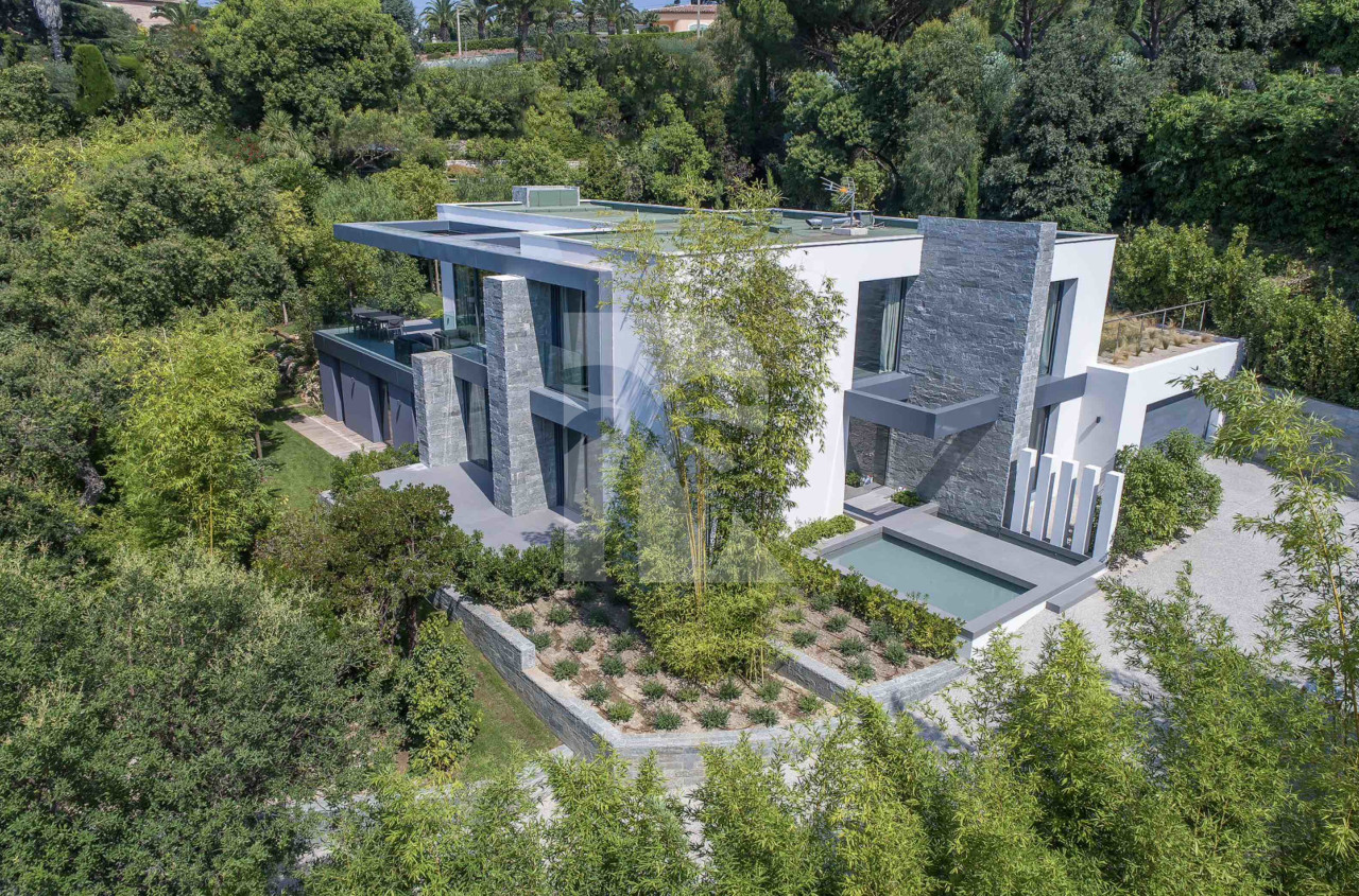 villa in Cannes : Rent this contemporary villa located in a residential area in Cannes. - Photo 0