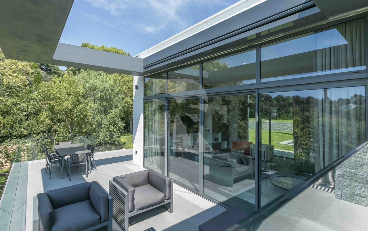 villa in Cannes : Rent this contemporary villa located in a residential area in Cannes. - Photo 4