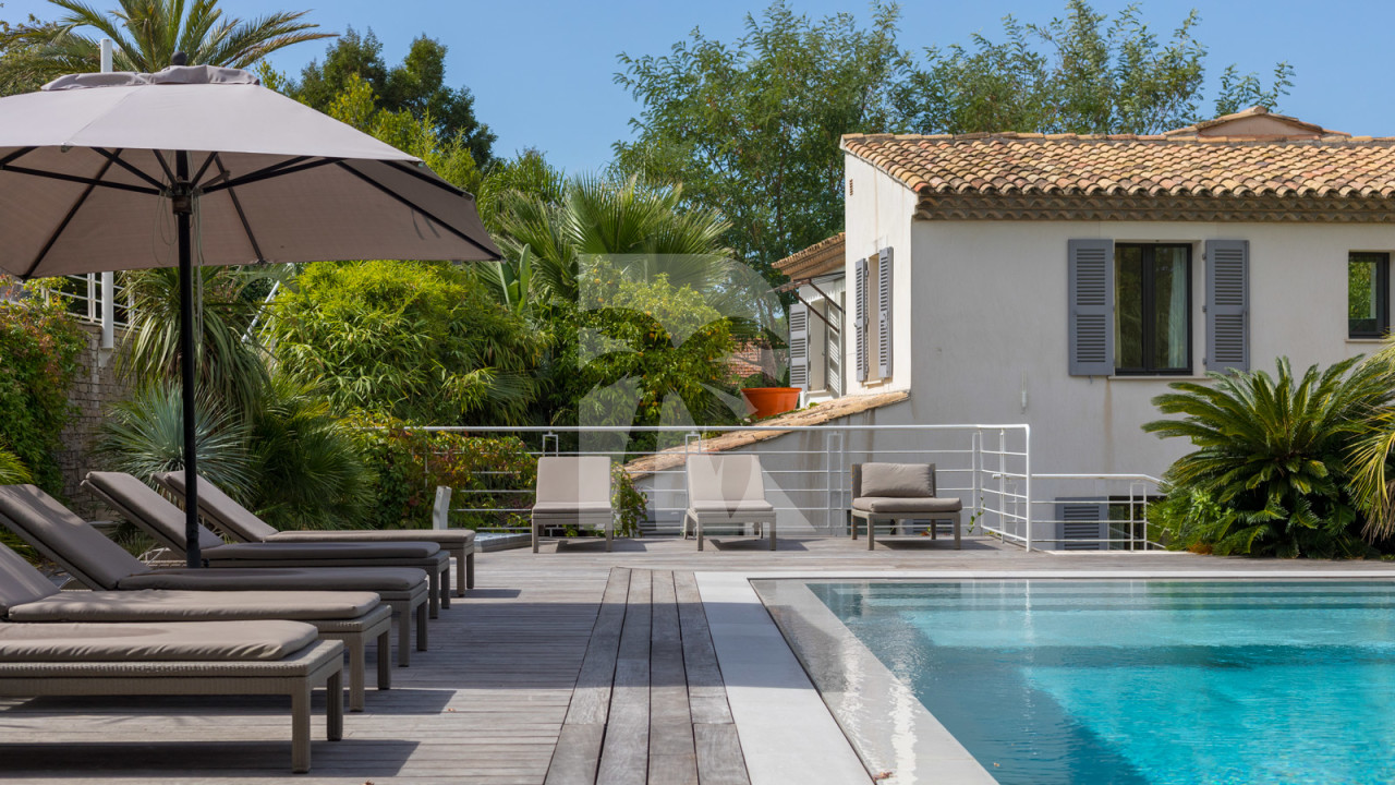 villa in St Tropez : Rent this modern 8 bedroom villa in the centre of St Tropez - Photo 10