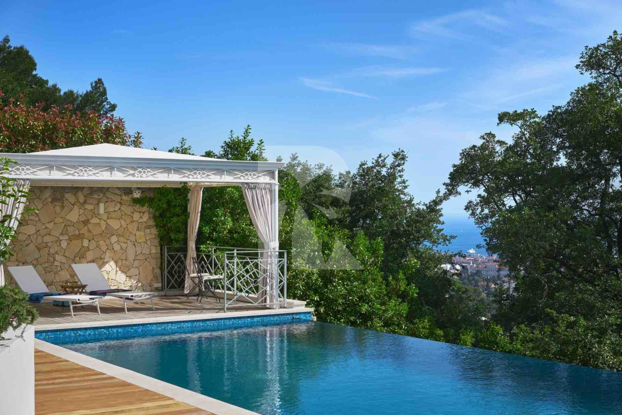villa in Cannes : Rent this lovely family villa up to the hill in Cannes in a private domain. - Photo 1