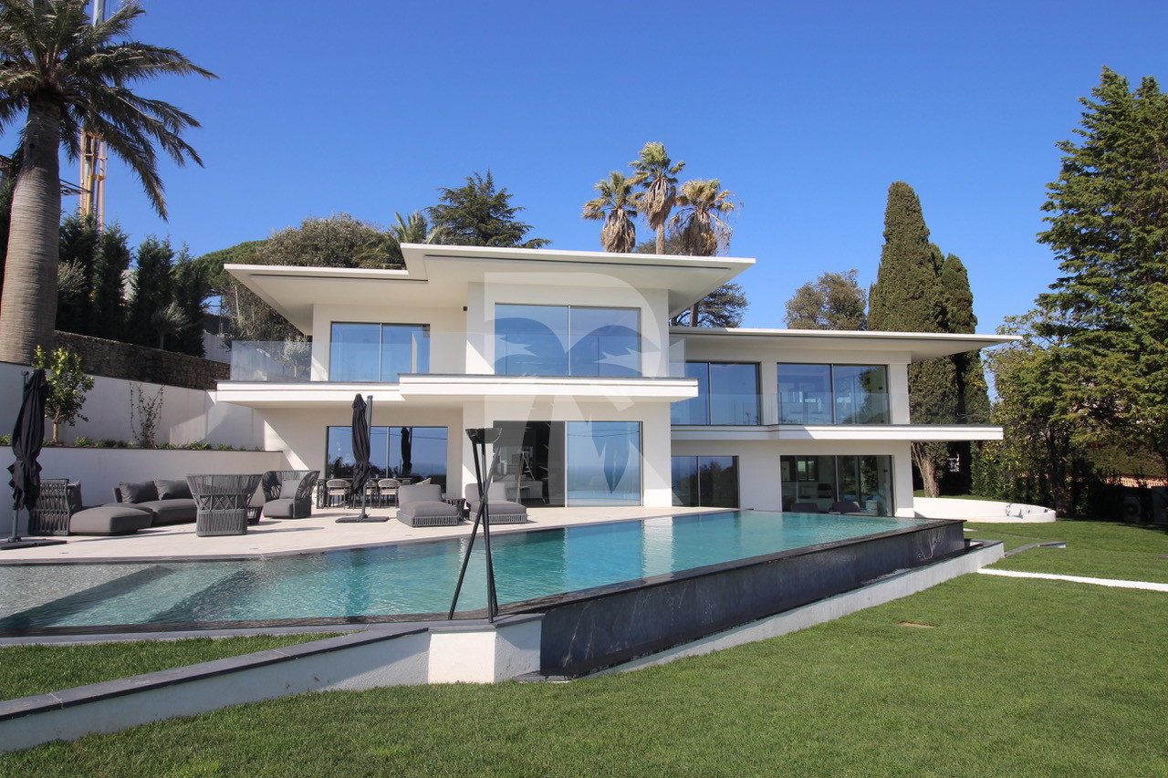 villa in Cannes : Rent this brand new villa located in the residential area of Super Cannes. - Photo 0