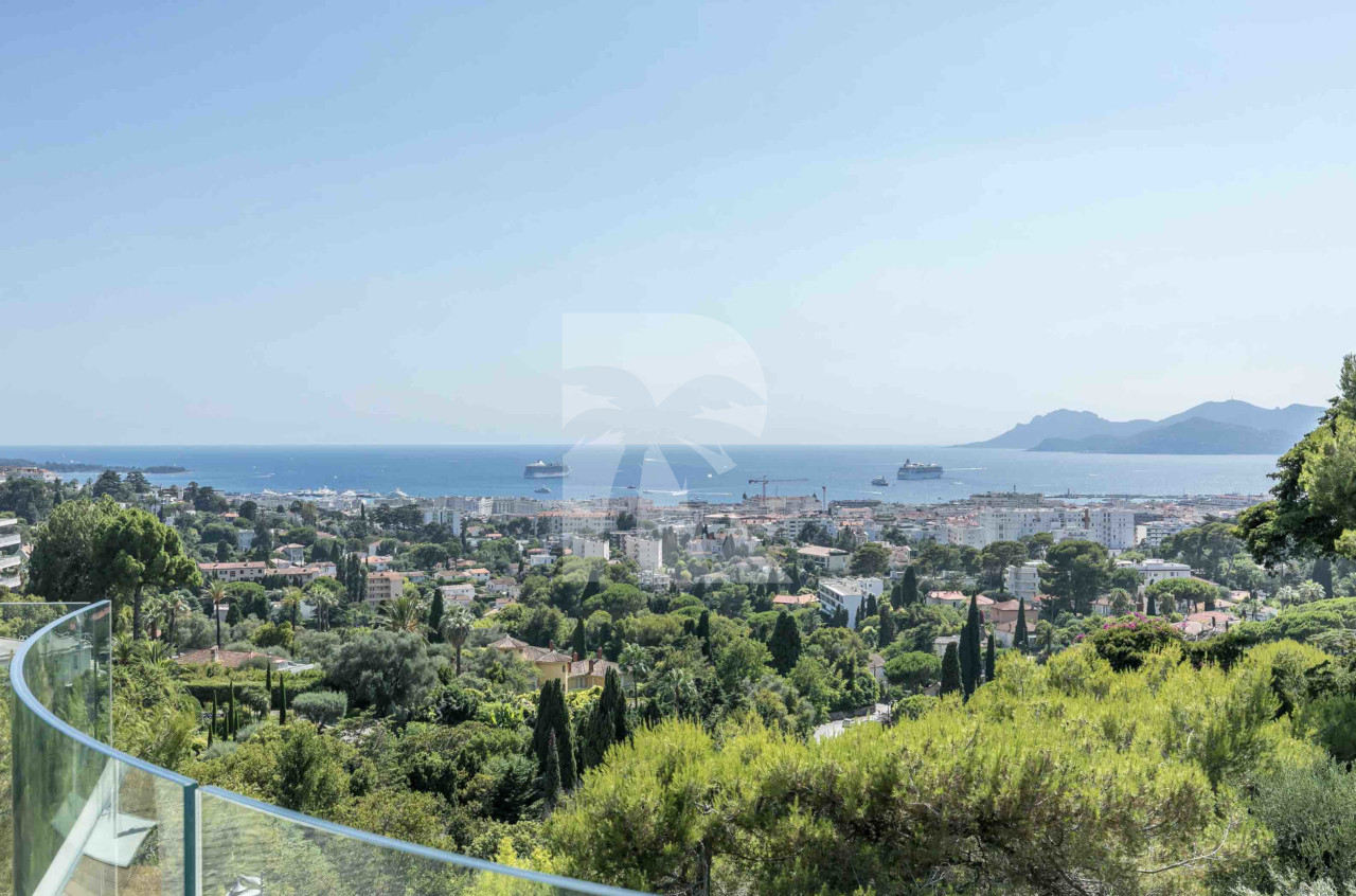 villa in Cannes : Rent this  modern villa few minutes away from the city center, the Croisette and the beaches. - Photo 2