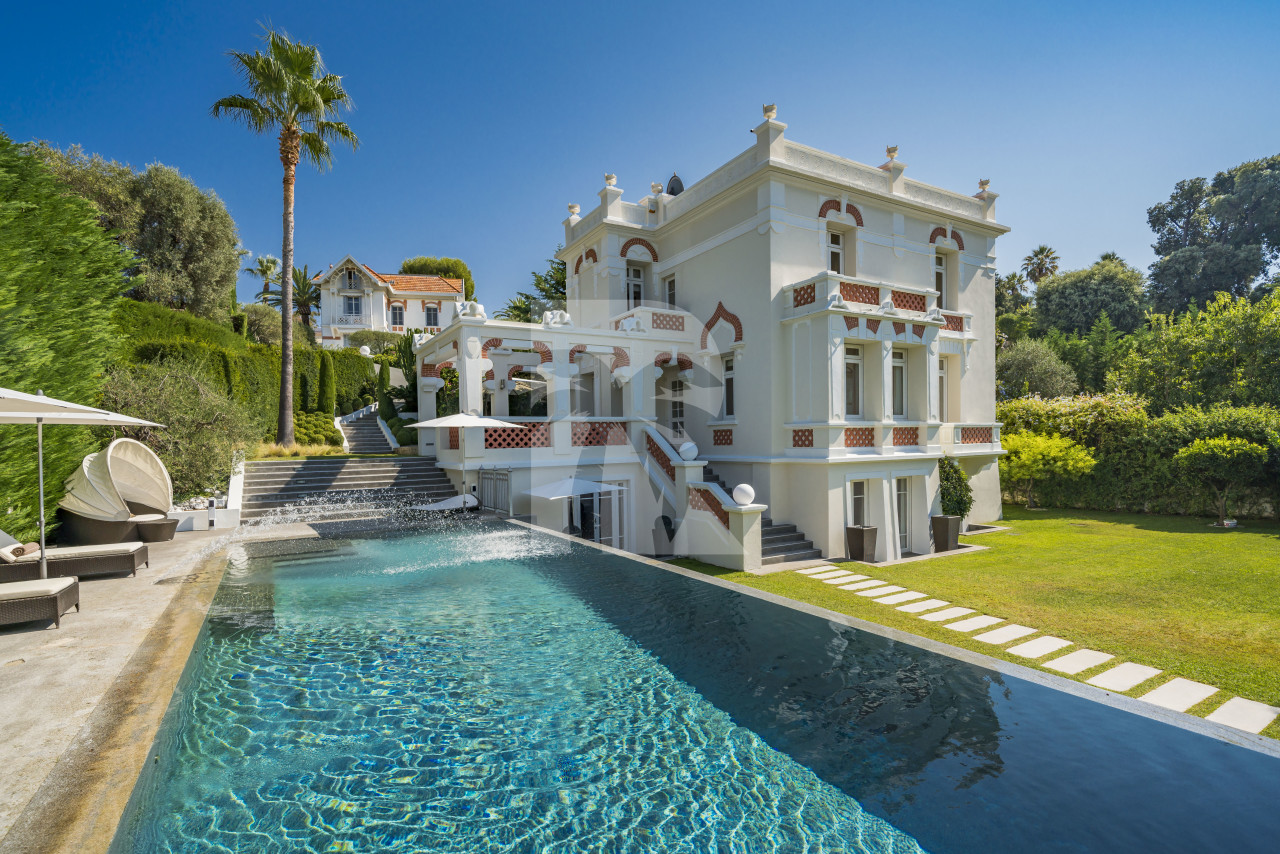 villa in Cap d'Antibes : Rent incredible stunning 5 bedroom villa in on the Cap d'Antibes with manicured gardens and swimming pool - Photo 7