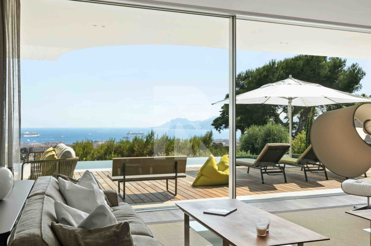 villa in Cannes : Rent this  modern villa few minutes away from the city center, the Croisette and the beaches. - Photo 7