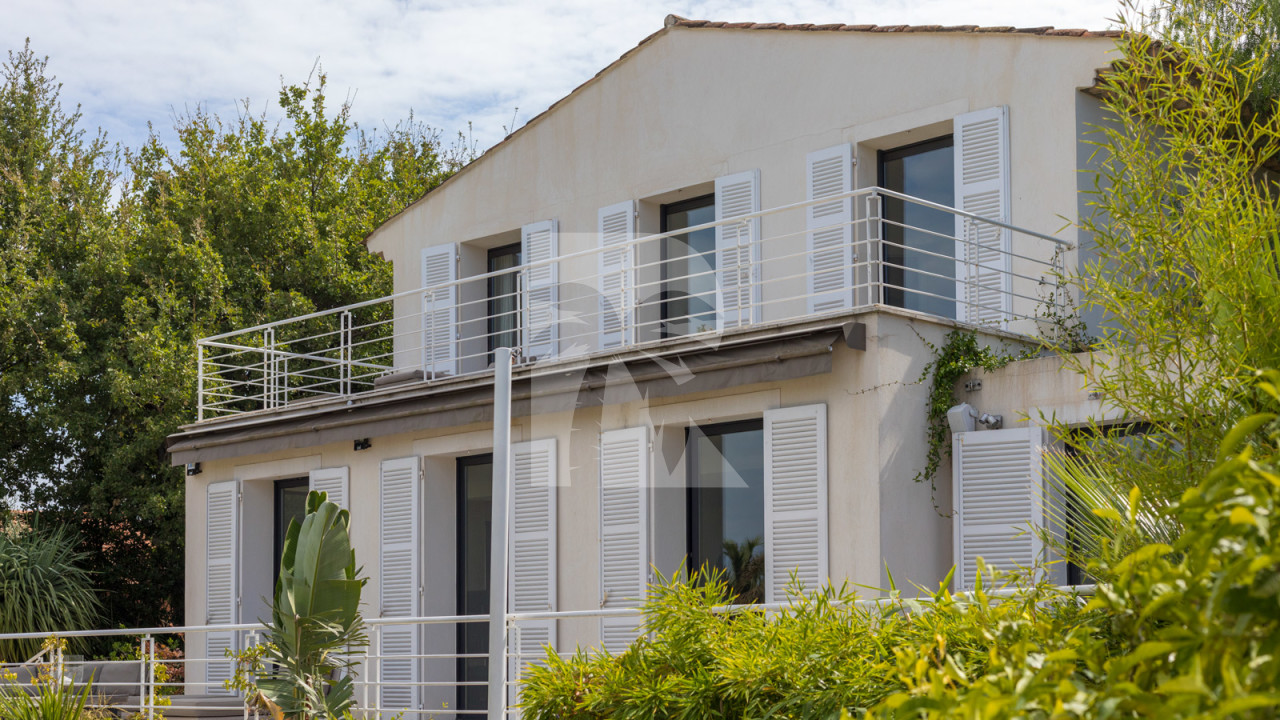 villa in St Tropez : Rent this modern 8 bedroom villa in the centre of St Tropez - Photo 12