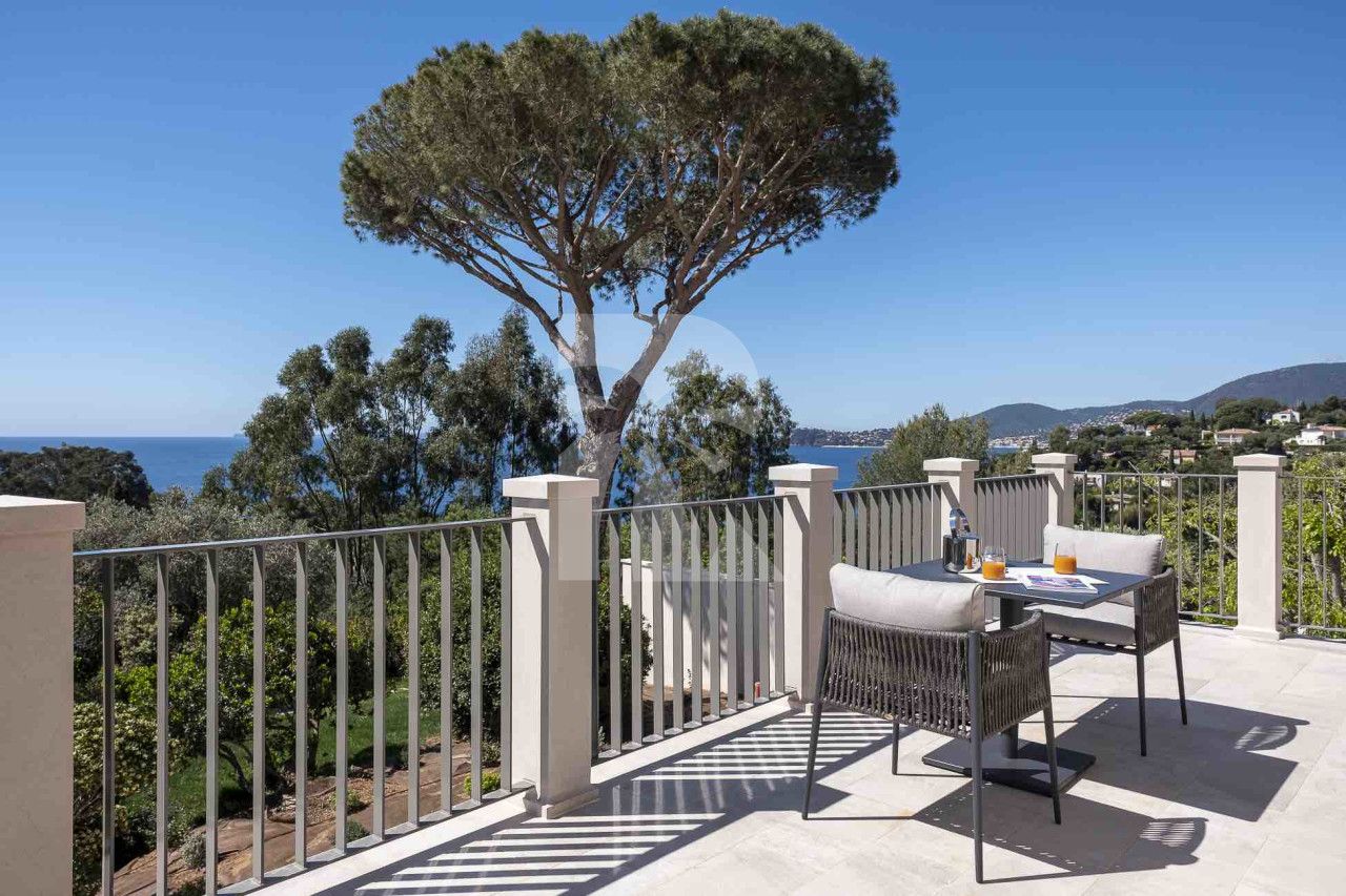 villa in St Tropez : Rent this modern wonderful newly built villa with panoramic views over the Mediterranean sea - Photo 4