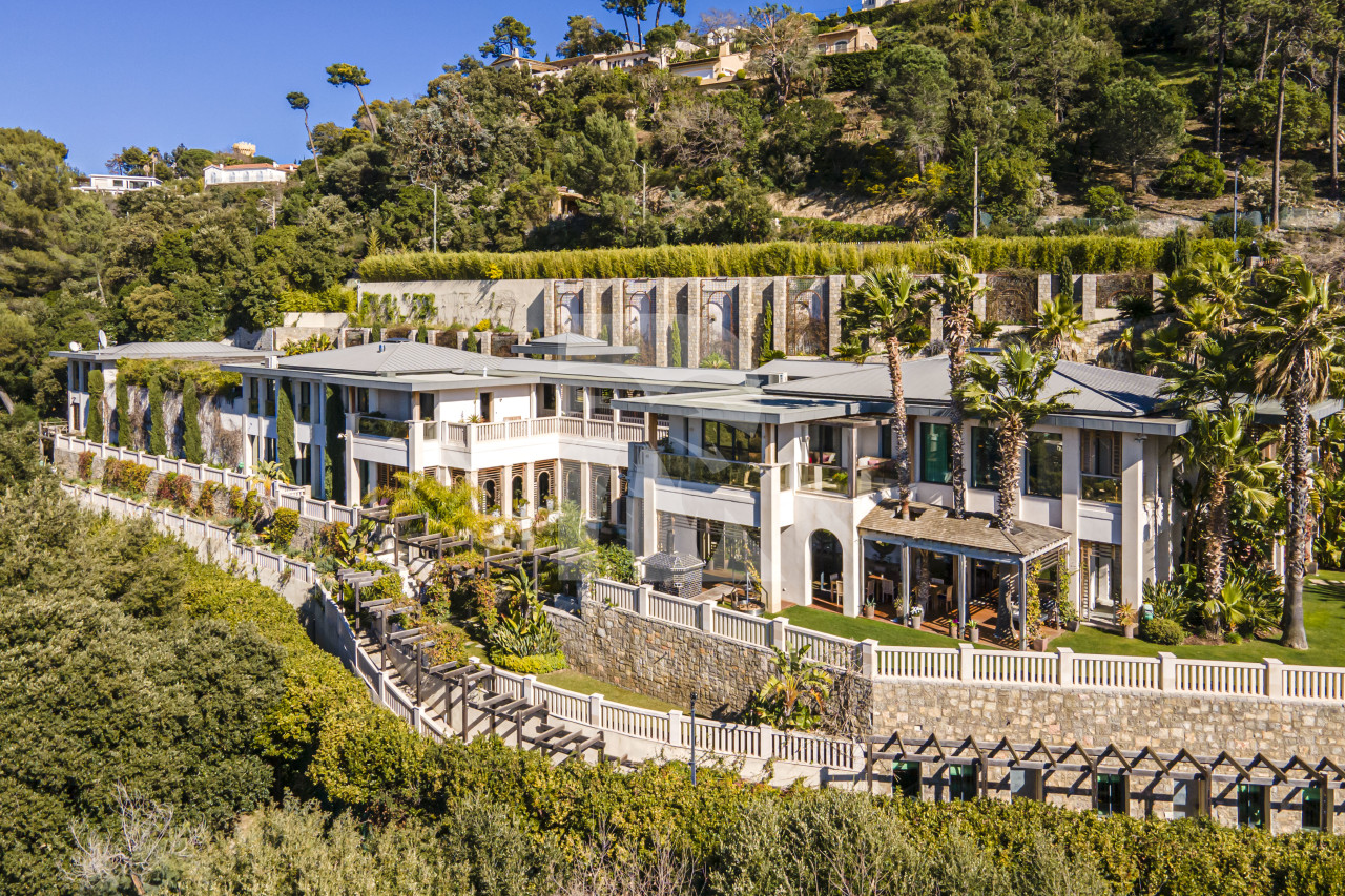 villa in Cannes : Rent Southern Europes most exclusive and stunning villa with 9 bedrooms, panoramic sea views and the height of Luxury - Photo 3