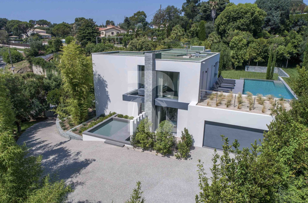 villa in Cannes : Rent this contemporary villa located in a residential area in Cannes. - Photo 2