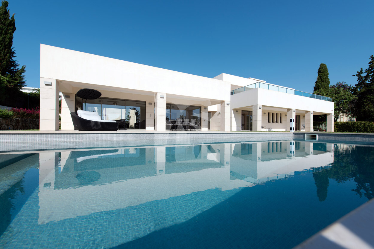 villa in Cap d'Antibes : Rent this modern villain a quiet domain in the heart of the Cap d'Antibes. - Photo 1