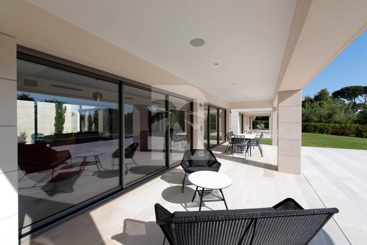 villa in Cap d'Antibes : Rent this modern villain a quiet domain in the heart of the Cap d'Antibes. - Photo 8