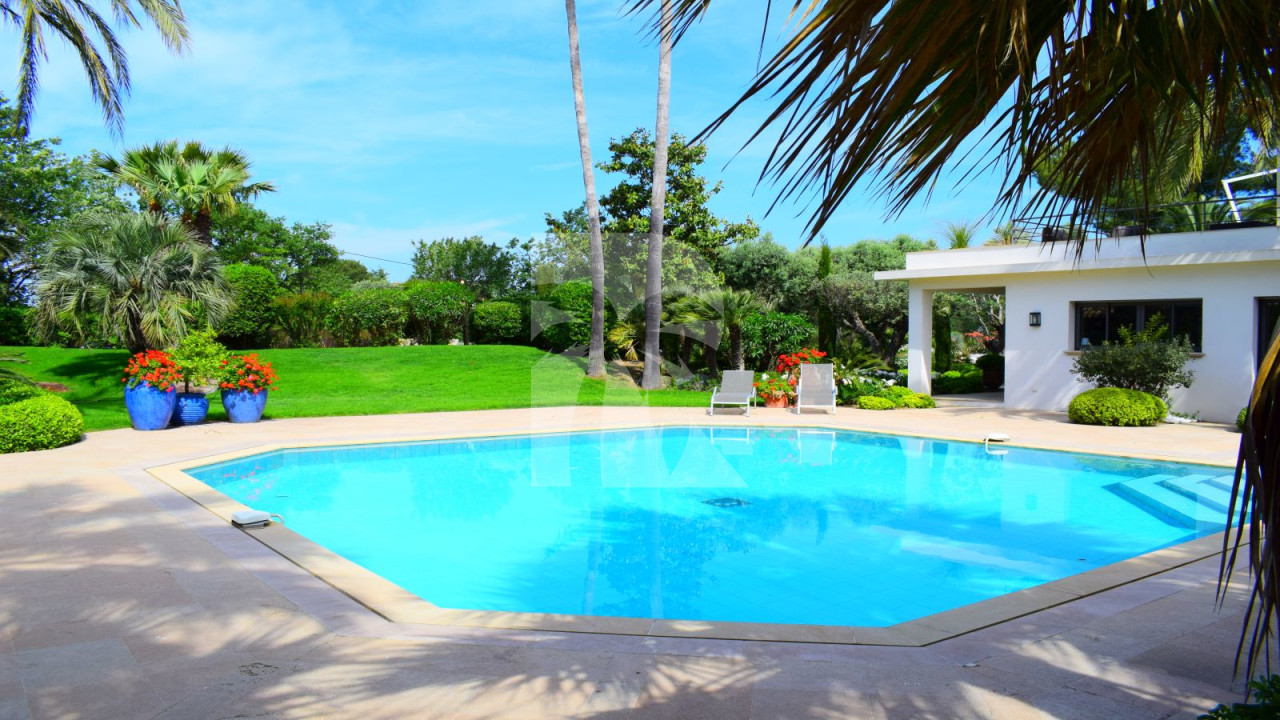 villa in St Tropez : Rent this lovely family villa located near the city center - Photo 1