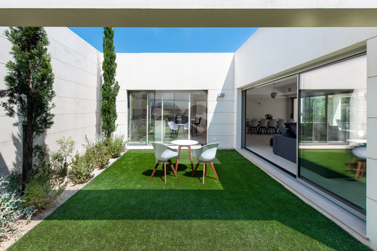 villa in Cap d'Antibes : Rent this modern villain a quiet domain in the heart of the Cap d'Antibes. - Photo 7