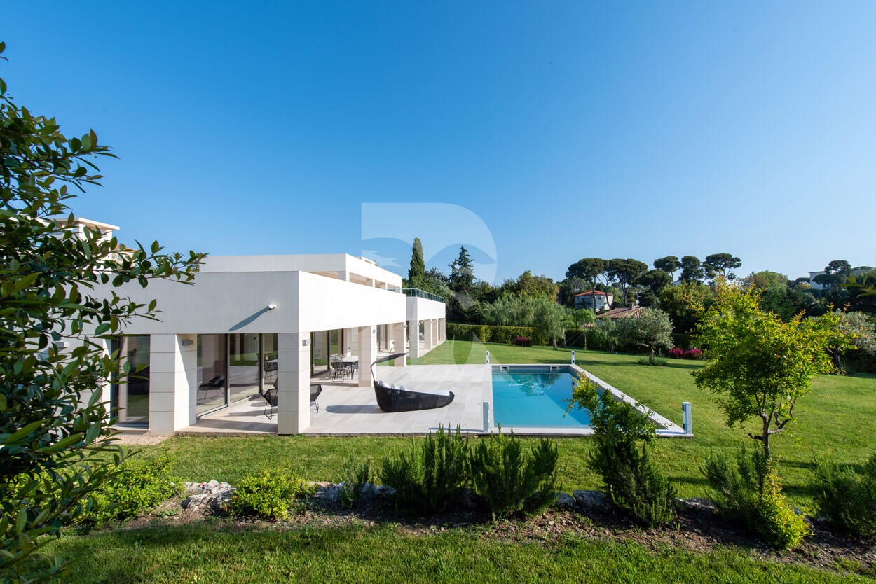 villa in Cap d'Antibes : Rent this modern villain a quiet domain in the heart of the Cap d'Antibes. - Photo 2
