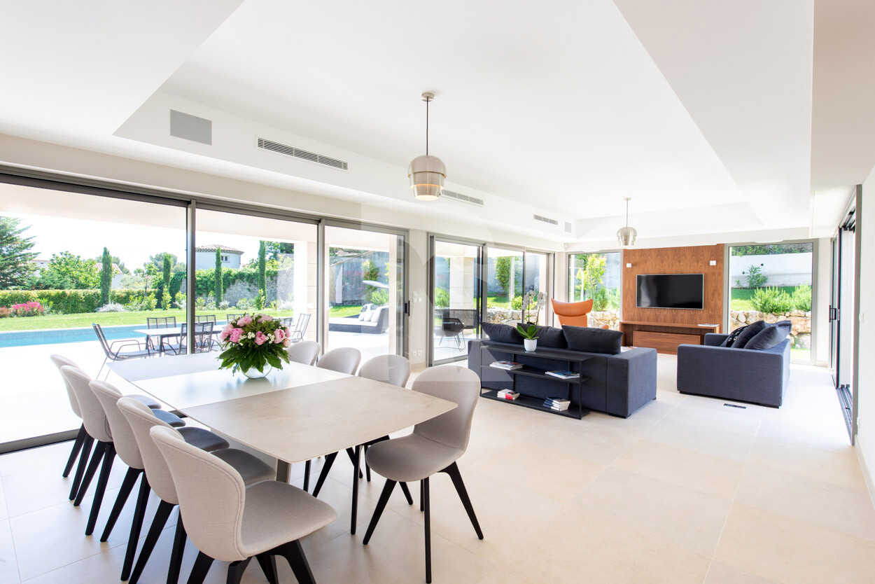 villa in Cap d'Antibes : Rent this modern villain a quiet domain in the heart of the Cap d'Antibes. - Photo 11
