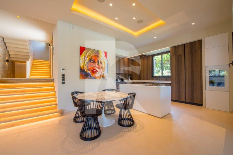 villa in St Tropez : Rent this contemporary villa close to the center with a modern decoration - Photo 3