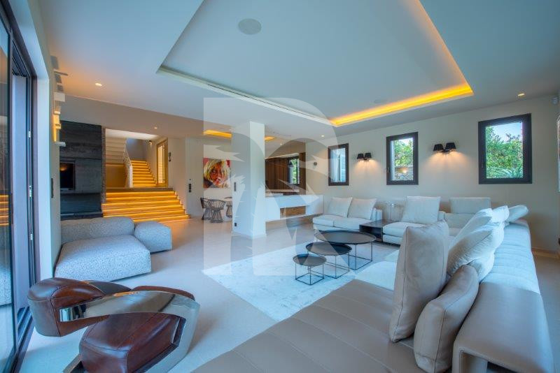 villa in St Tropez : Rent this contemporary villa close to the center with a modern decoration - Photo 2