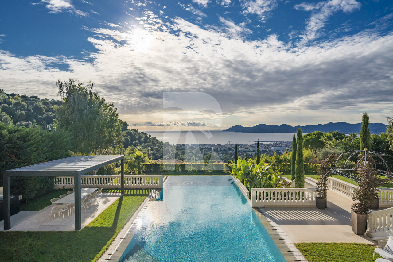 villa in Cannes : Stunning 9 bedroom mansion located in the hills of Cannes with incredible sea views - Photo 2