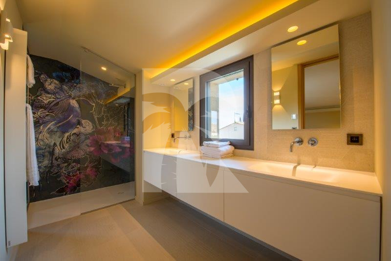 villa in St Tropez : Rent this contemporary villa close to the center with a modern decoration - Photo 12