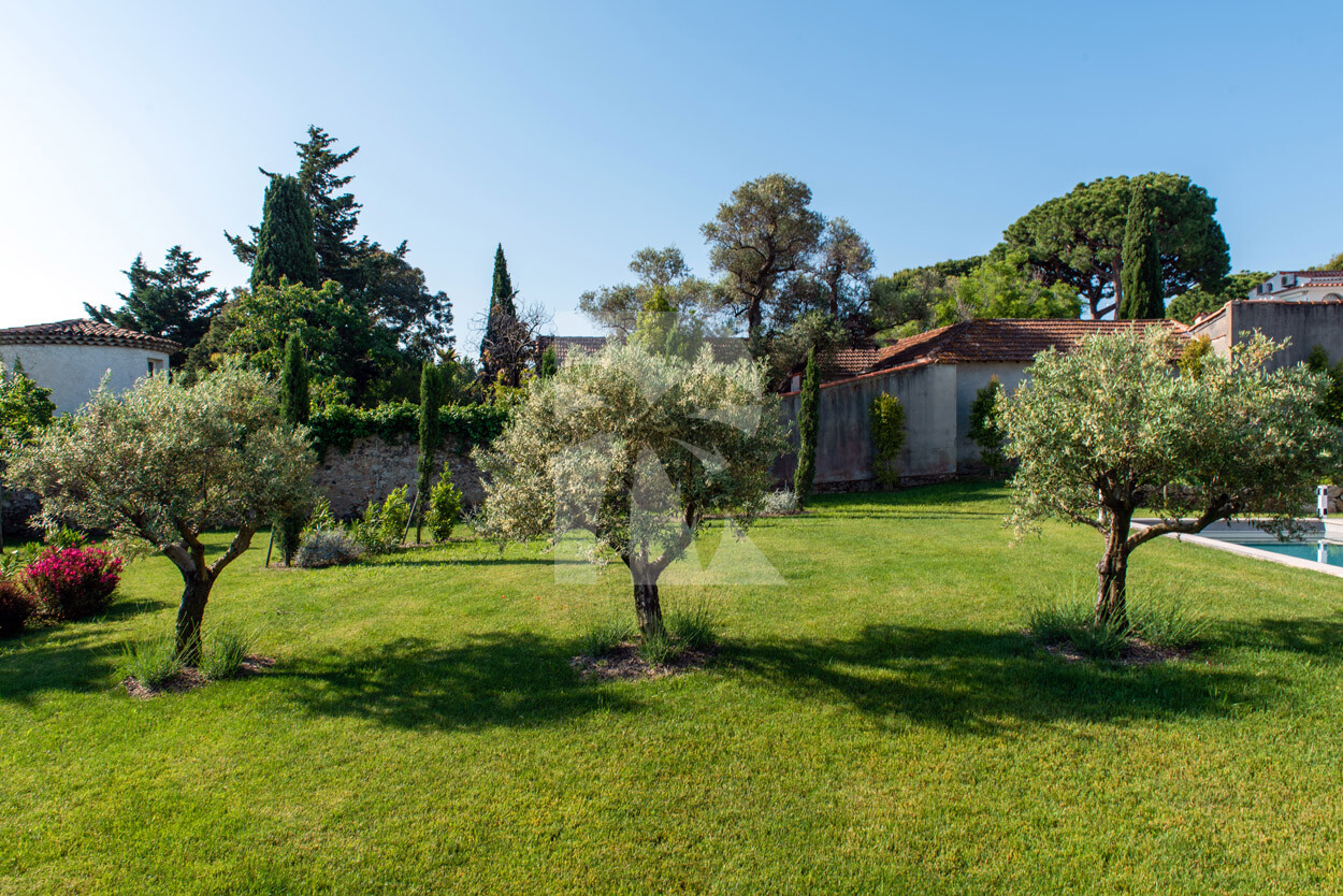 villa in Cap d'Antibes : Rent this modern villain a quiet domain in the heart of the Cap d'Antibes. - Photo 6