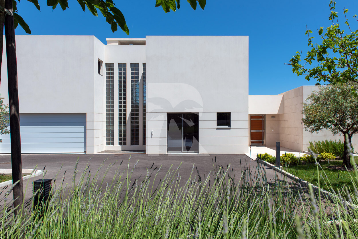 villa in Cap d'Antibes : Rent this modern villain a quiet domain in the heart of the Cap d'Antibes. - Photo 4