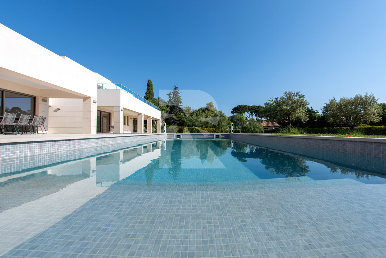 villa in Cap d'Antibes : Rent this modern villain a quiet domain in the heart of the Cap d'Antibes. - Photo 3