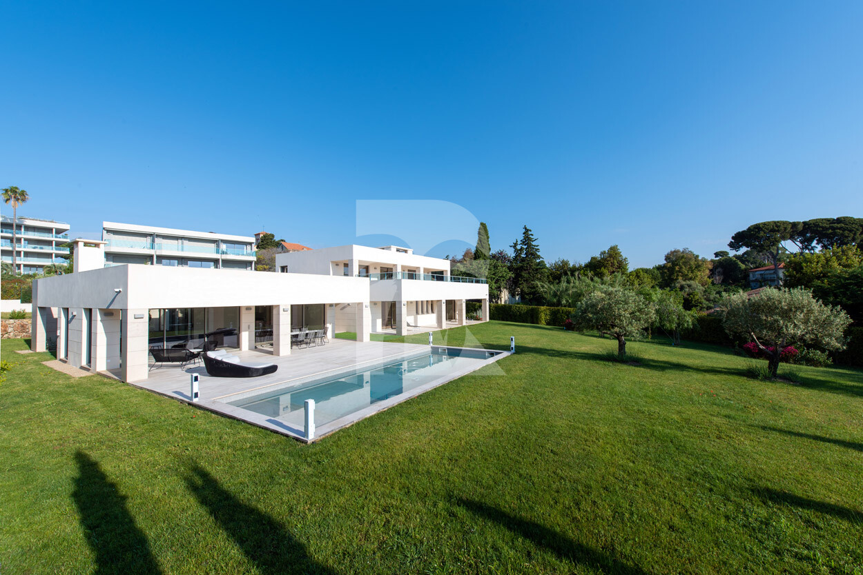 villa in Cap d'Antibes : Rent this modern villain a quiet domain in the heart of the Cap d'Antibes. - Photo 0