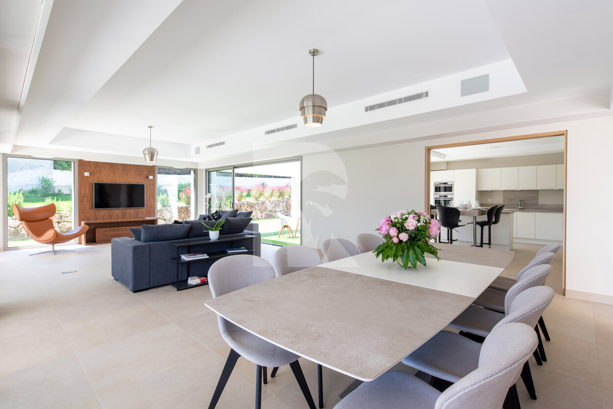 villa in Cap d'Antibes : Rent this modern villain a quiet domain in the heart of the Cap d'Antibes. - Photo 12