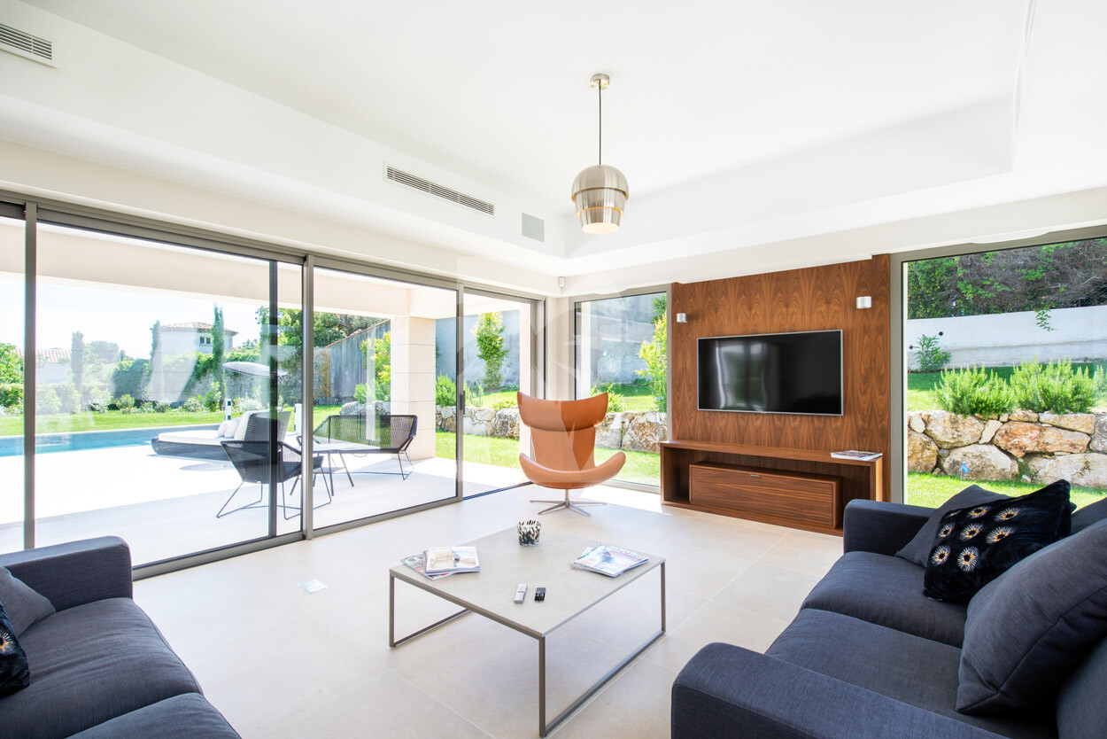 villa in Cap d'Antibes : Rent this modern villain a quiet domain in the heart of the Cap d'Antibes. - Photo 9