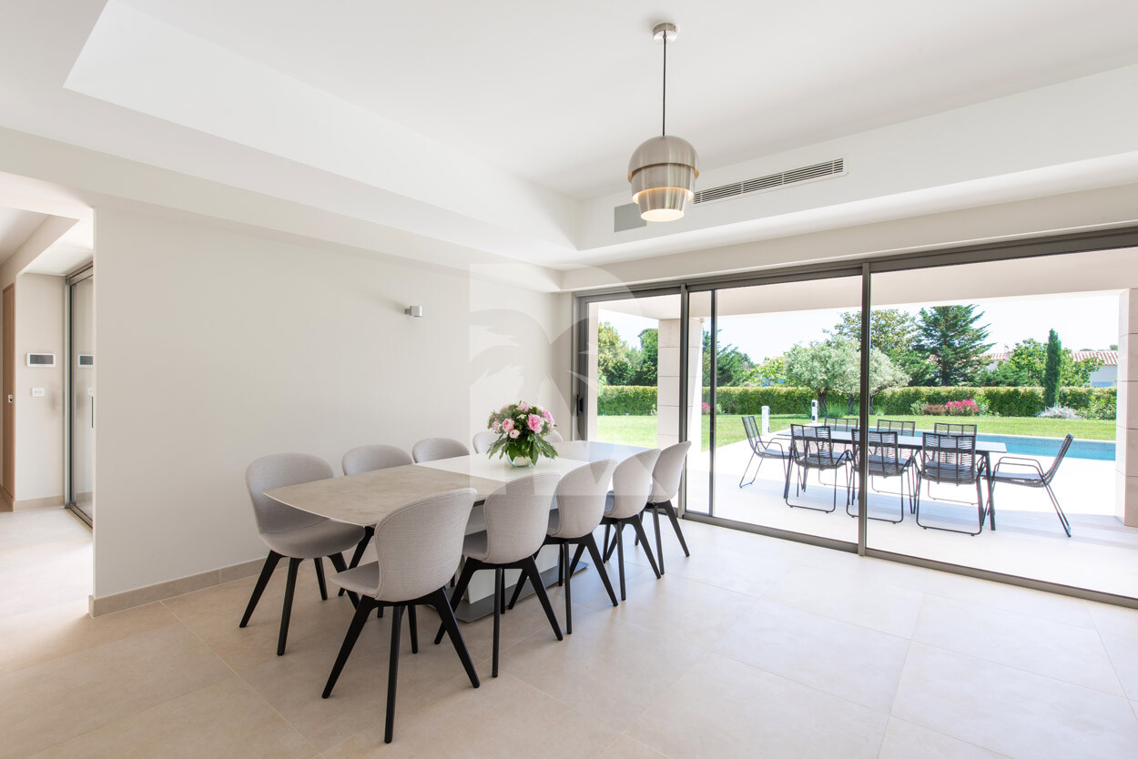 villa in Cap d'Antibes : Rent this modern villain a quiet domain in the heart of the Cap d'Antibes. - Photo 10