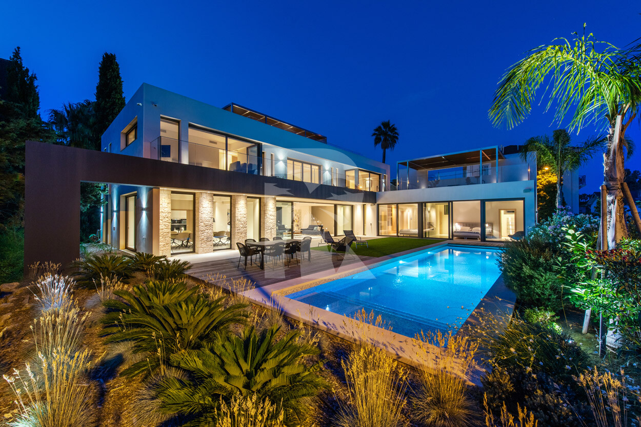 villa in Cannes : Rent this wonderful contemporary villa close to Cannes Center with 6 ensuite bedrooms. - Photo 0