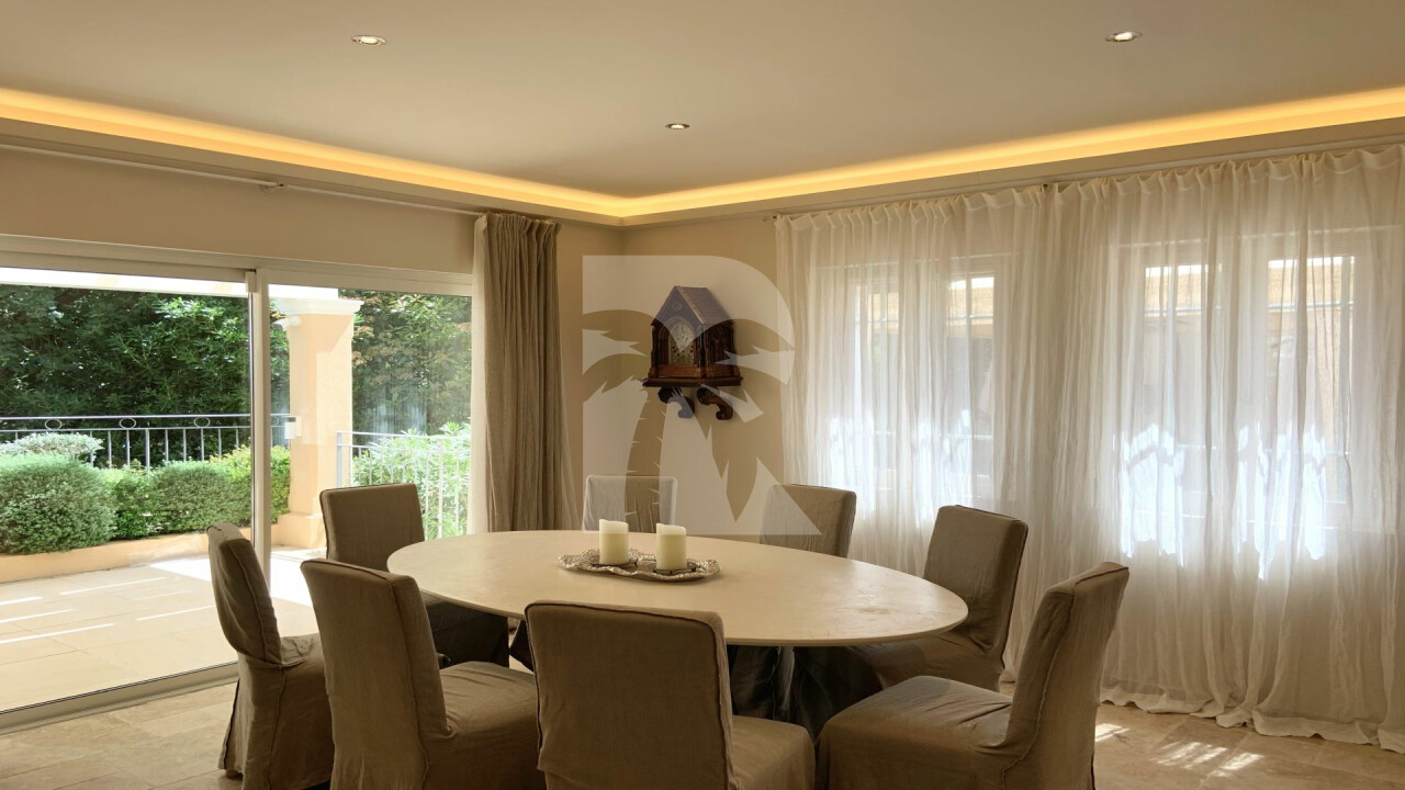 villa in St Tropez : Rent this stunning 5 bedrooms villa for 10 guests and with a breathtaking sea view of  Saint Tropez. - Photo 11