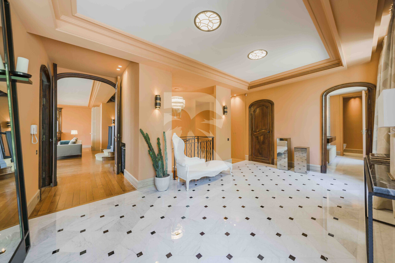 villa in Cannes : Rent stunning 10 bedroom property with incredible views over Cannes and the sea located in a huge garden of over 1 hectare of gardens - Photo 2