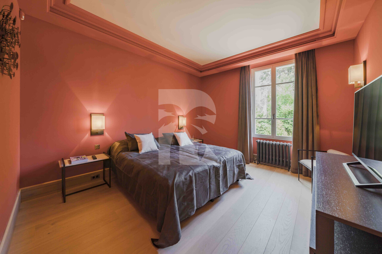 villa in Cannes : Rent stunning 10 bedroom property with incredible views over Cannes and the sea located in a huge garden of over 1 hectare of gardens - Photo 6