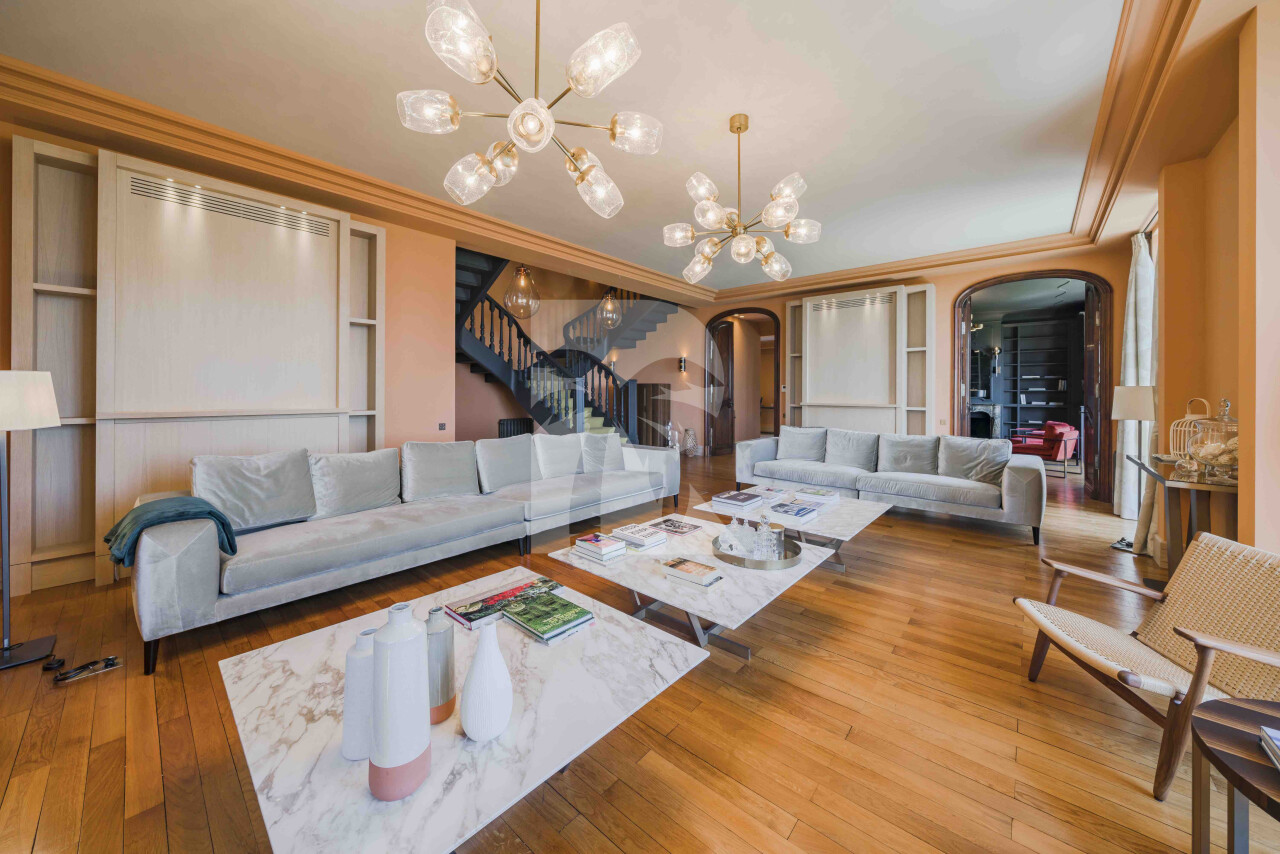 villa in Cannes : Rent stunning 10 bedroom property with incredible views over Cannes and the sea located in a huge garden of over 1 hectare of gardens - Photo 4