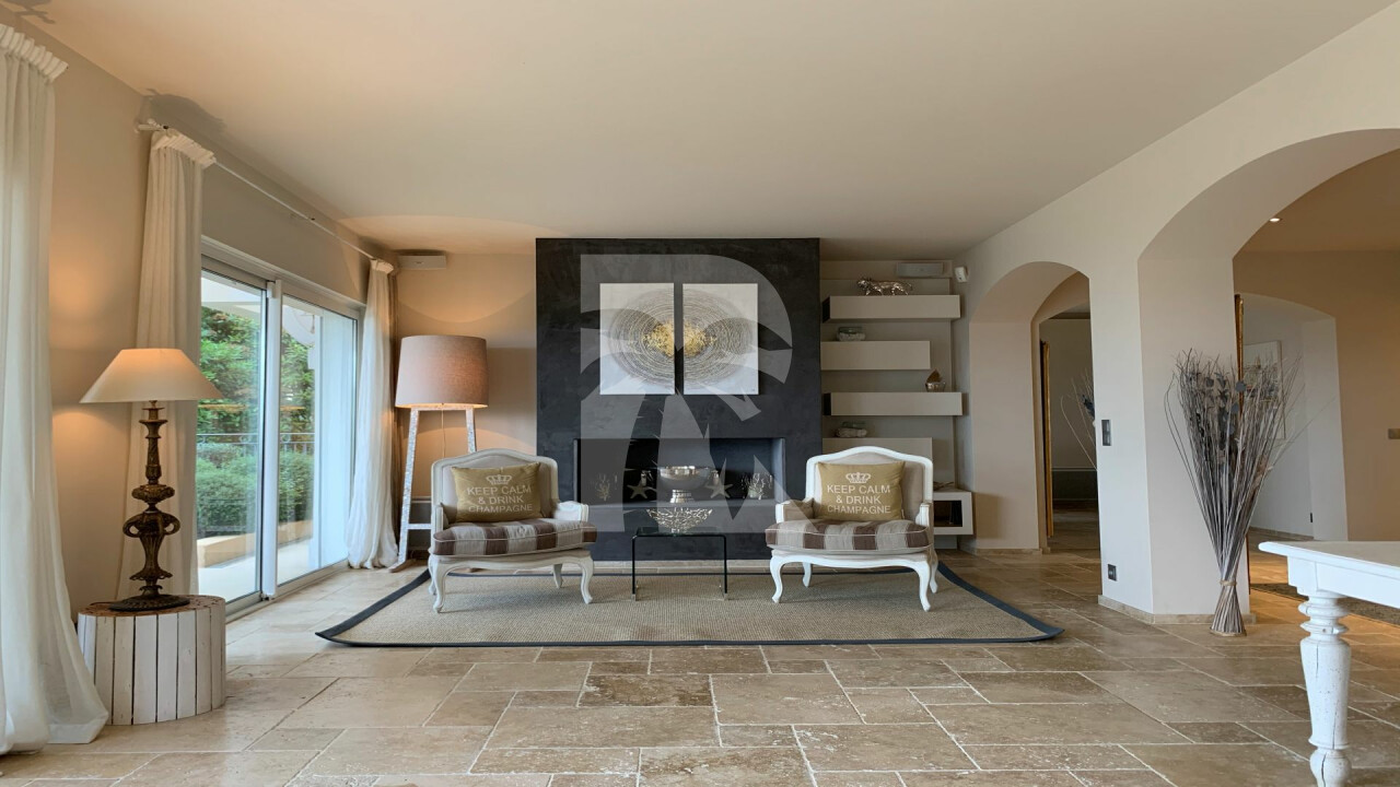 villa in St Tropez : Rent this stunning 5 bedrooms villa for 10 guests and with a breathtaking sea view of  Saint Tropez. - Photo 8