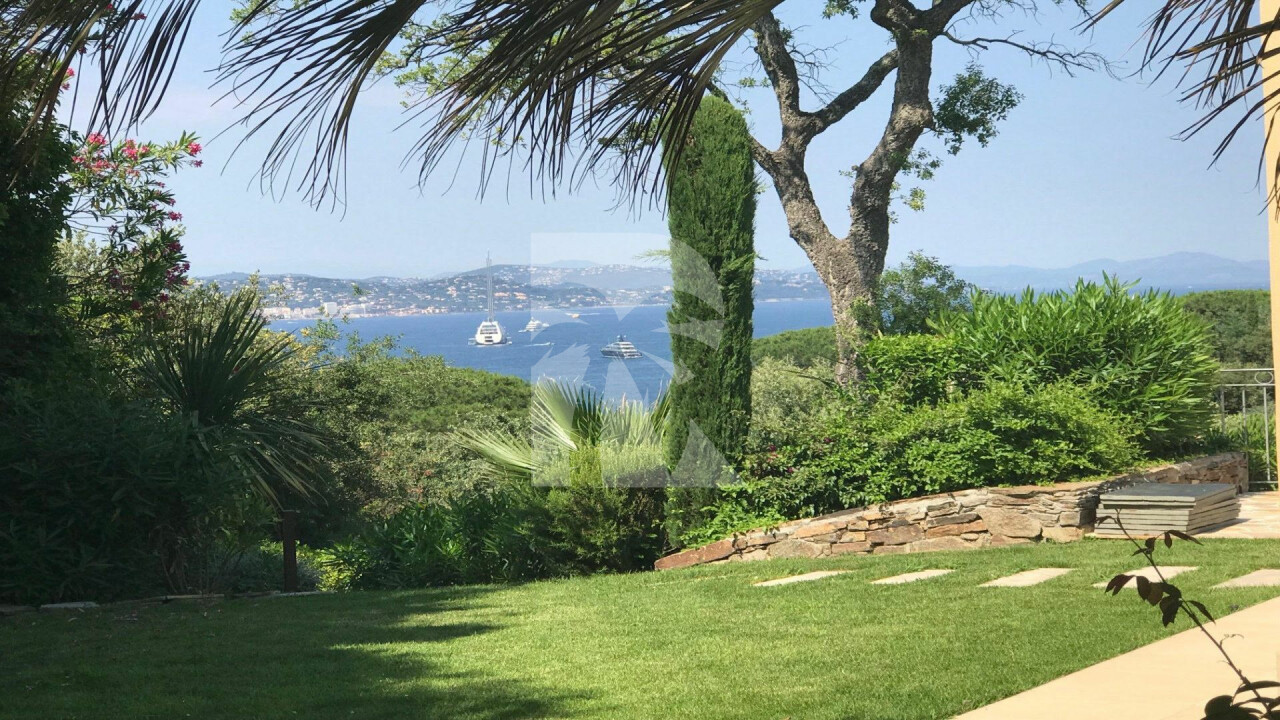 villa in St Tropez : Rent this stunning 5 bedrooms villa for 10 guests and with a breathtaking sea view of  Saint Tropez. - Photo 7