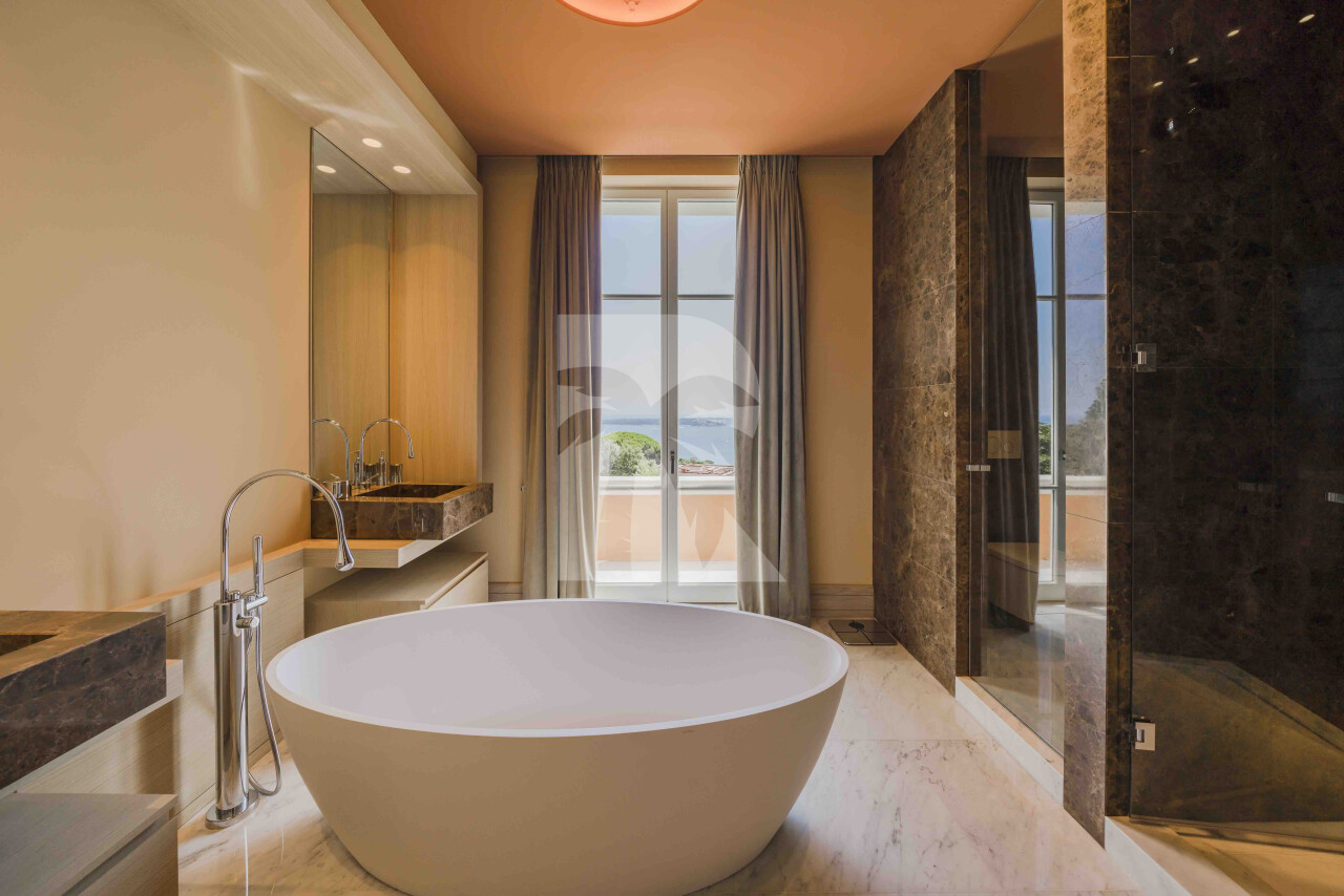 villa in Cannes : Rent stunning 10 bedroom property with incredible views over Cannes and the sea located in a huge garden of over 1 hectare of gardens - Photo 8