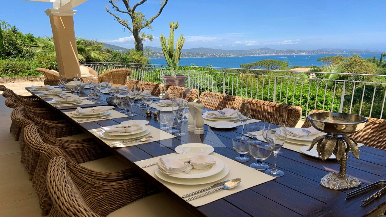 villa in St Tropez : Rent this stunning 5 bedrooms villa for 10 guests and with a breathtaking sea view of  Saint Tropez. - Photo 3